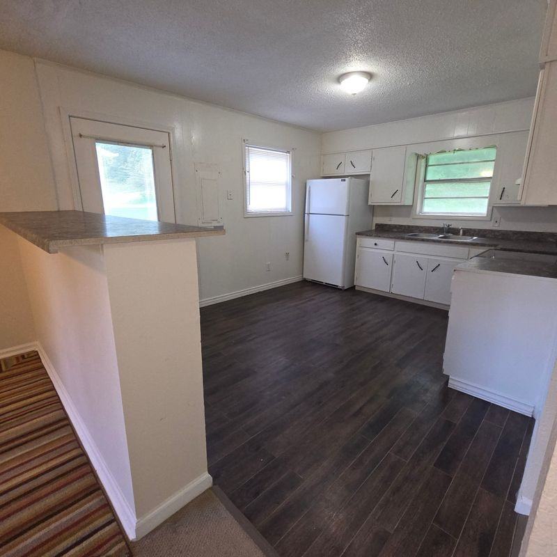 806 Mccampbell St - Photo 5 of 12