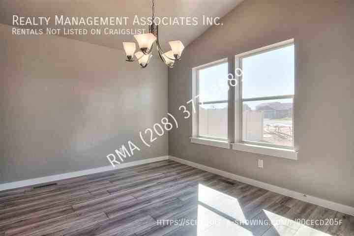 5040 N Elmstone Ave #AVE - Photo 4 of 12