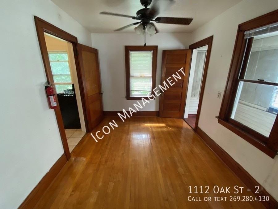 1112 Oak St #2 - Photo 5 of 7