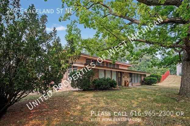 207 Graceland St Ne - Photo 2 of 18