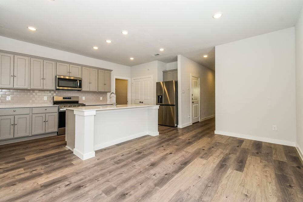 819 Brilliance Dr - Photo 7 of 17