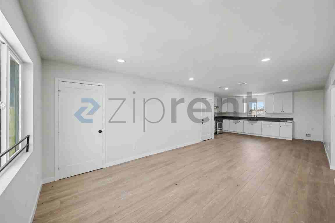 242 1/2 E 97th St - Photo 4 of 8