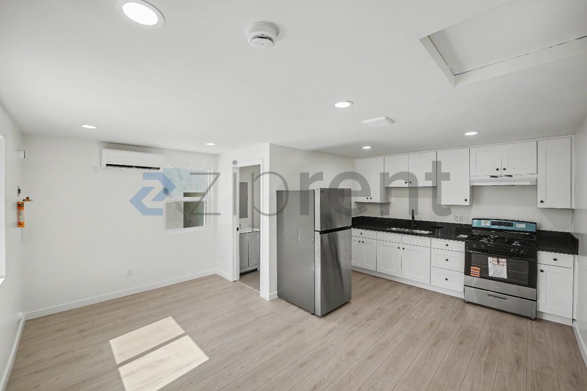 845 1/2 W 76th St - Photo 4 of 8