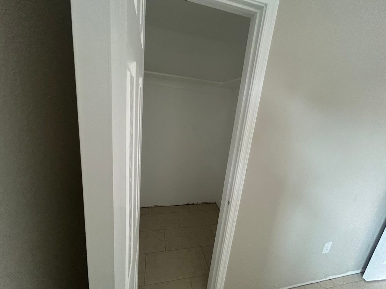 1315 W 5th St - Photo 3 of 8