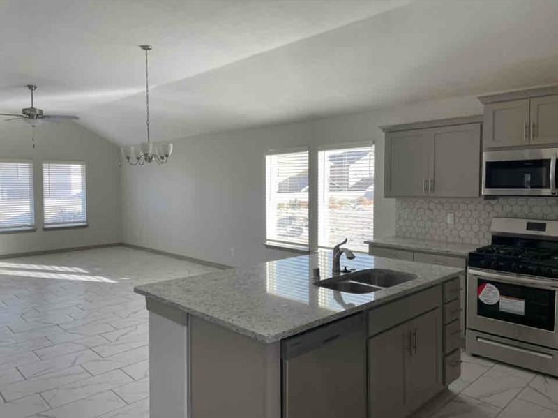 356 Frodsham St - Photo 6 of 12