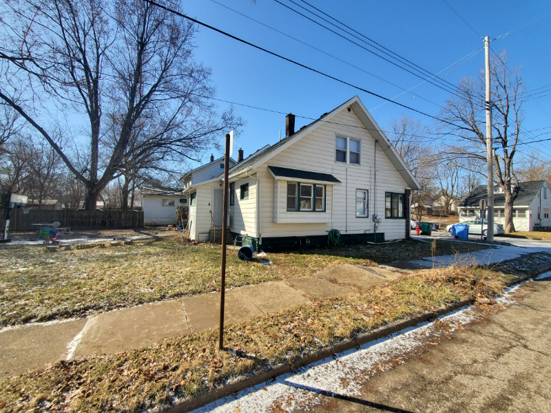 601 Lathrop St - Photo 2 of 17
