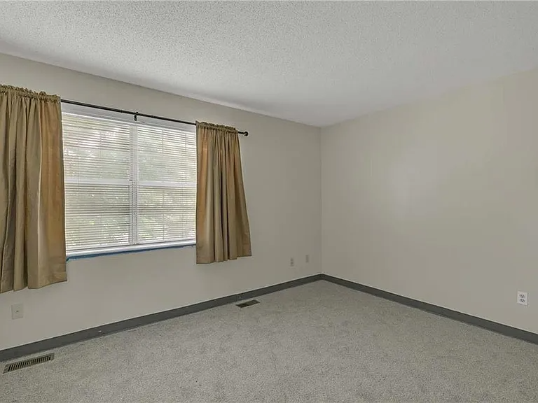 2102 Victoria Ct - Photo 2 of 20