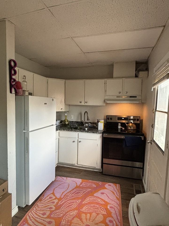 2126 N High St #D - Photo 3 of 14