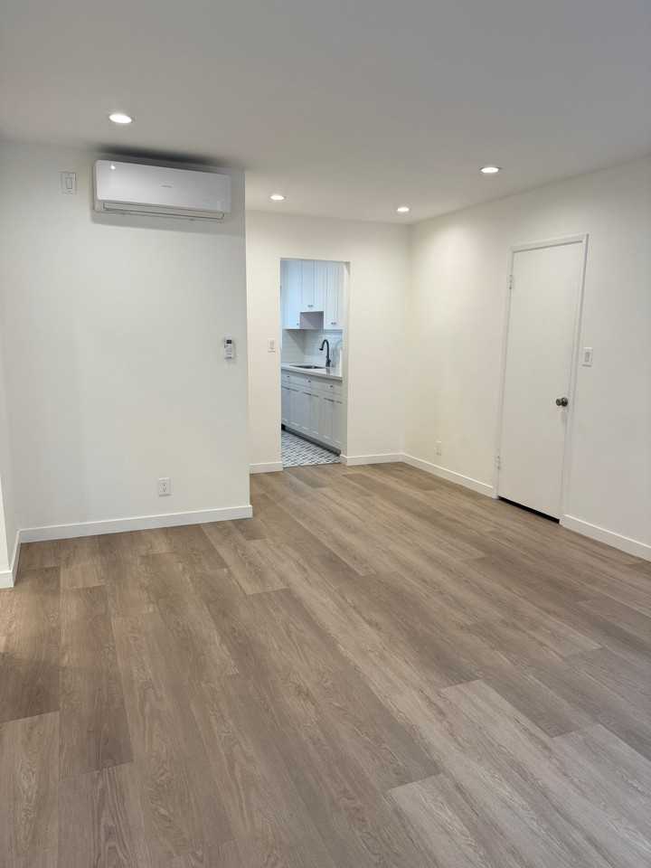 2140 N Beachwood Dr #9 - Photo 3 of 20