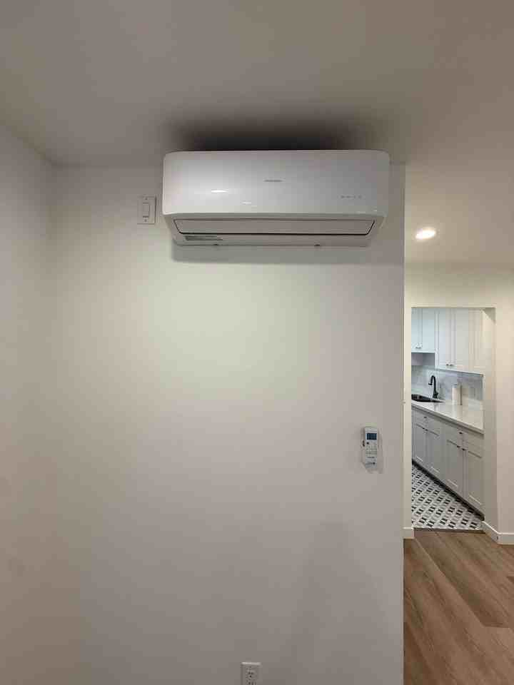 2140 N Beachwood Dr #9 - Photo 4 of 20