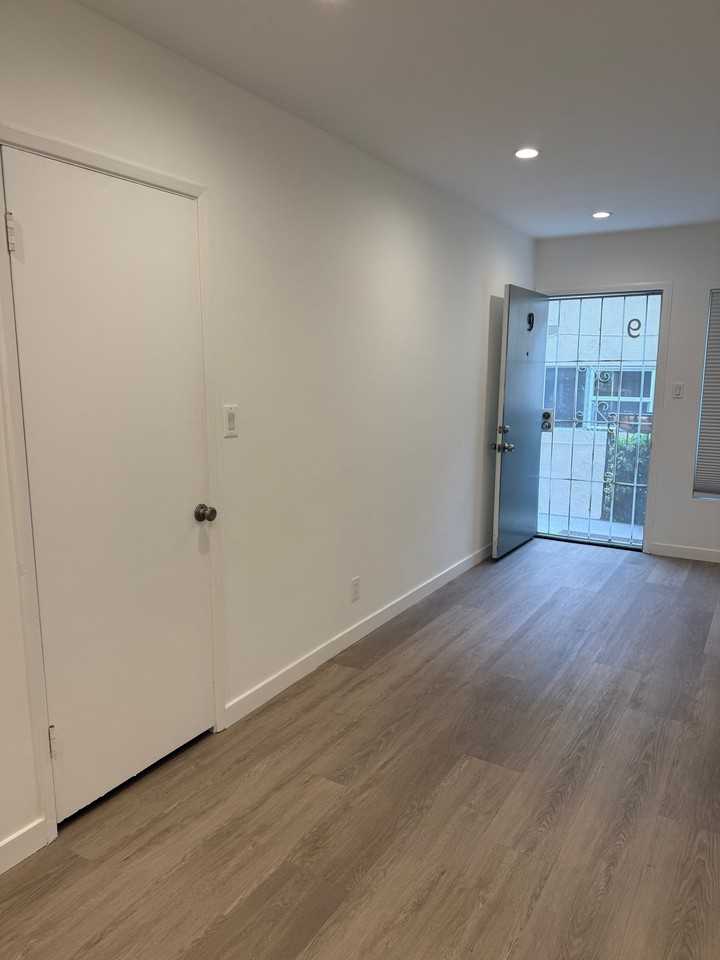 2140 N Beachwood Dr #9 - Photo 5 of 20