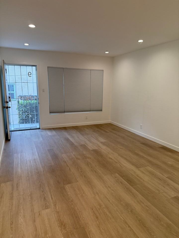 2140 N Beachwood Dr #9 - Photo 6 of 20