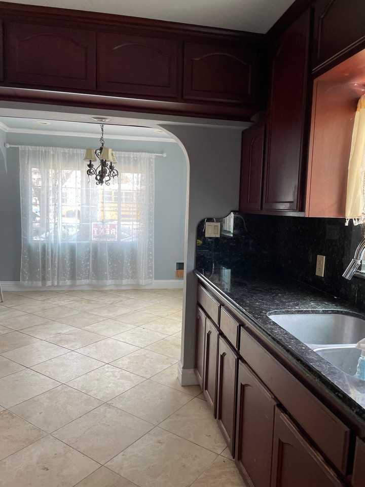 8989 California Ave - Photo 2 of 10