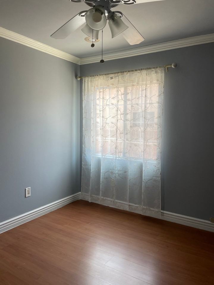 8989 California Ave - Photo 5 of 10