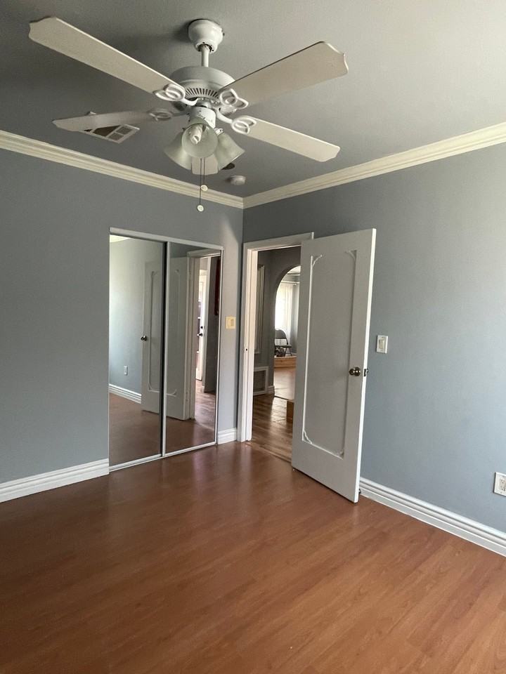 8989 California Ave - Photo 6 of 10