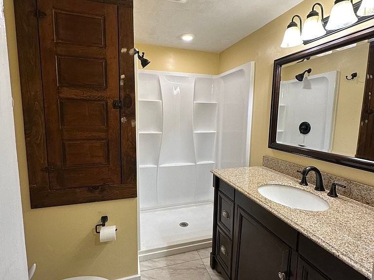 452 Whittier Ave - Photo 2 of 10