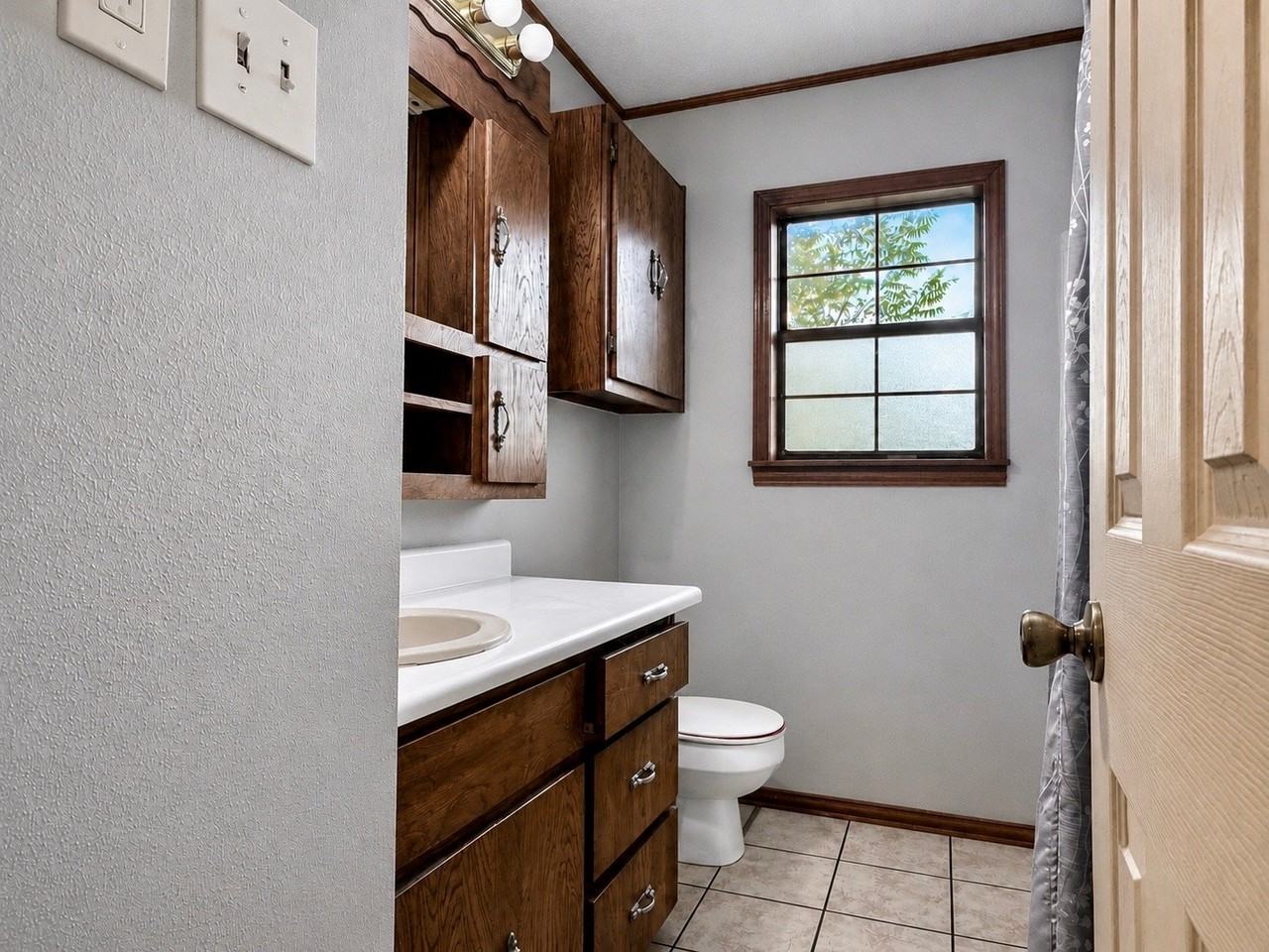 2911 S Spring St - Photo 4 of 7