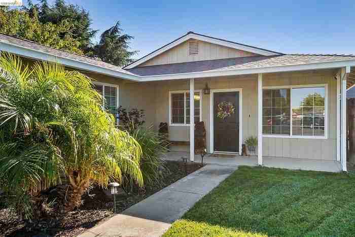 4855 Edgewood Ct - Photo 4 of 20
