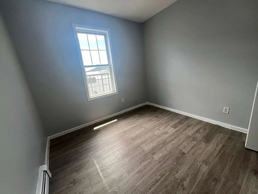 190 Hamilton Ave #8 - Photo 3 of 9