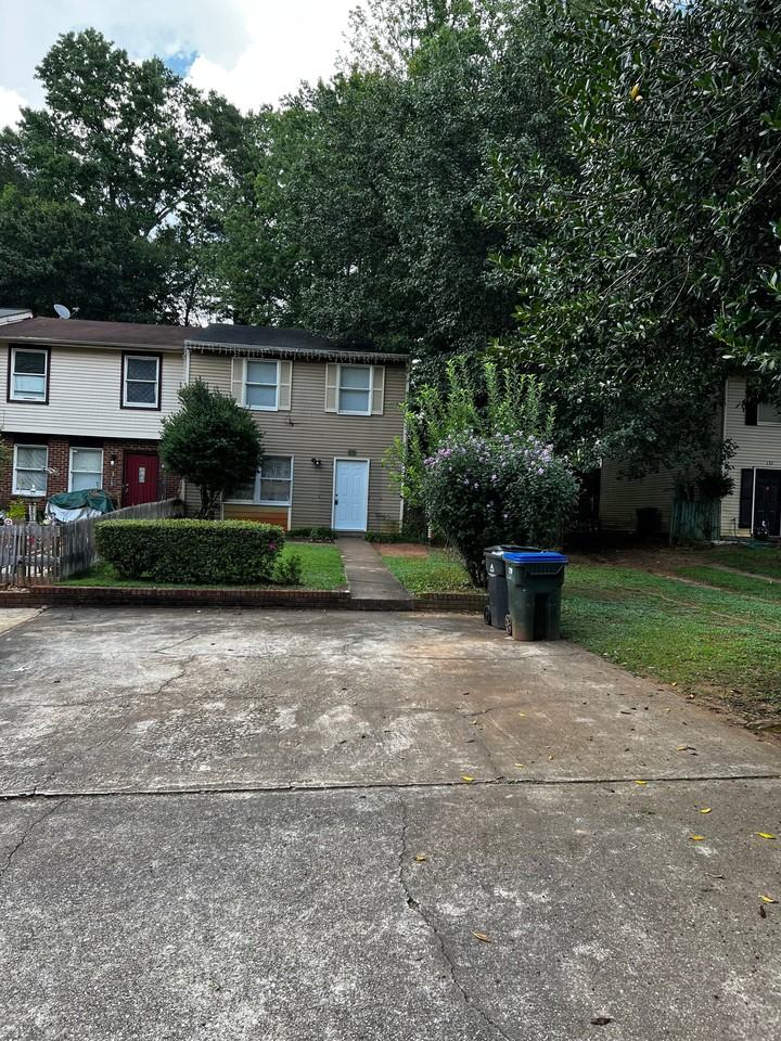 131 Roswell Commons Way - Photo 2 of 16