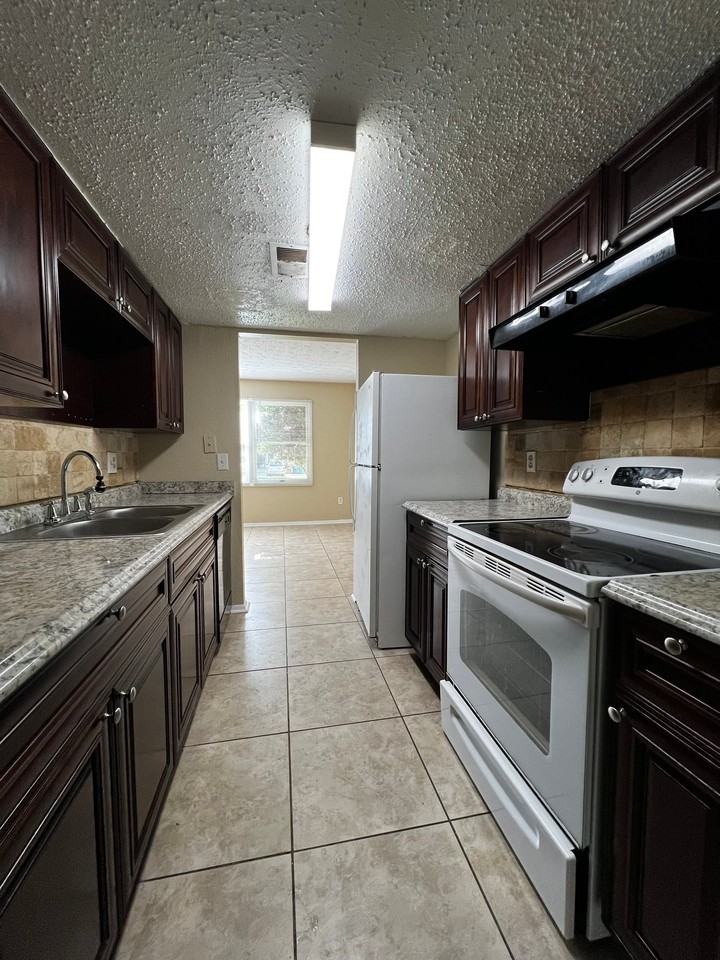 131 Roswell Commons Way - Photo 4 of 16