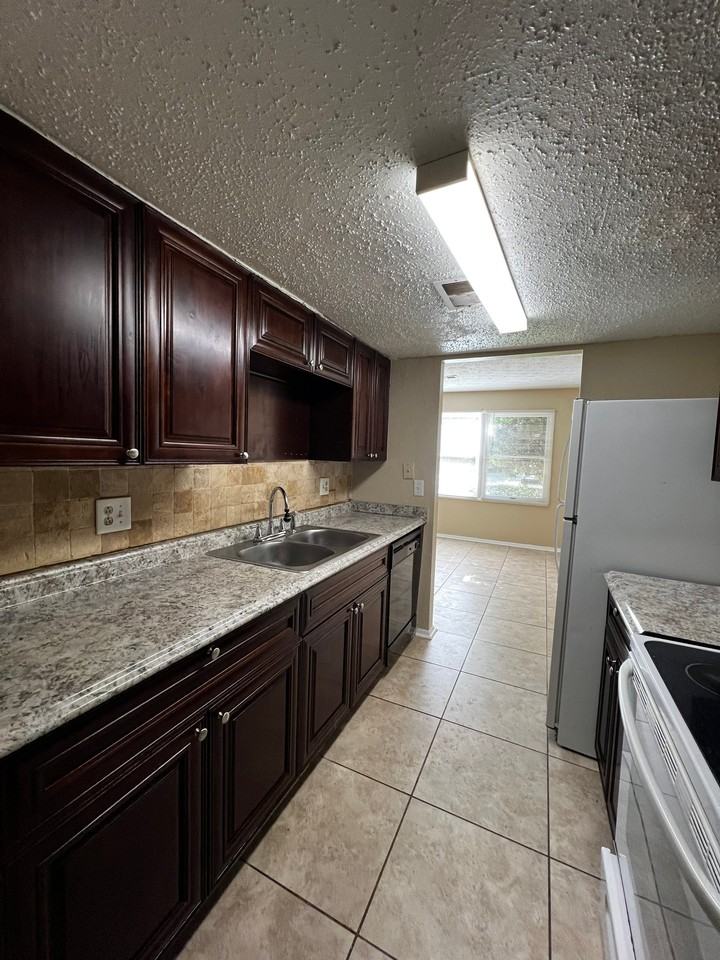 131 Roswell Commons Way - Photo 5 of 16