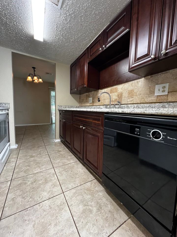 131 Roswell Commons Way - Photo 6 of 16
