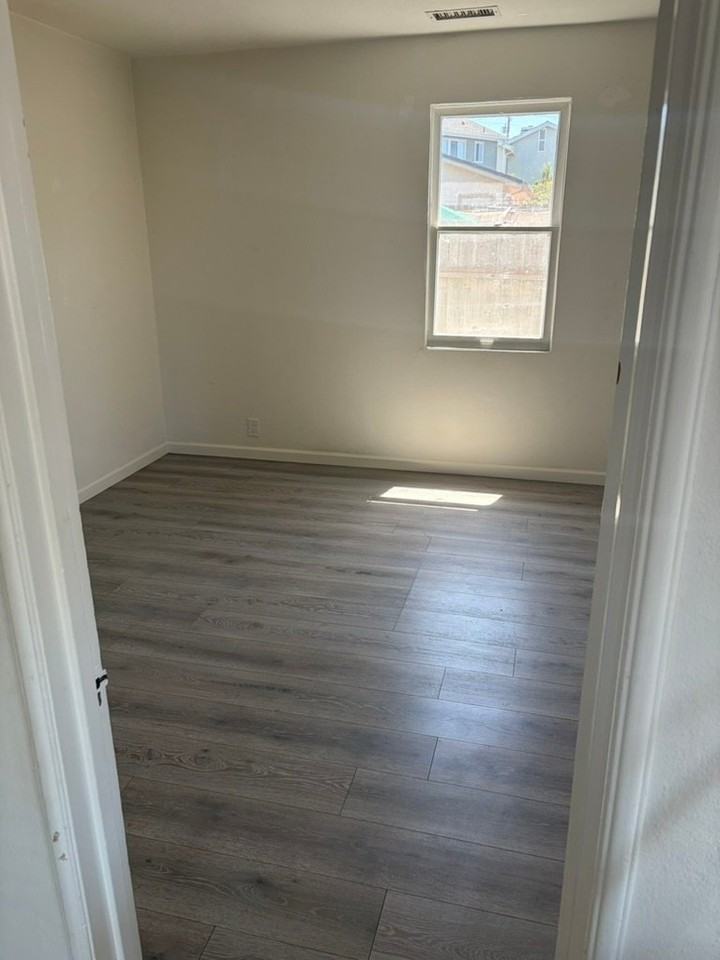 1531 Newport Ave - Photo 5 of 7