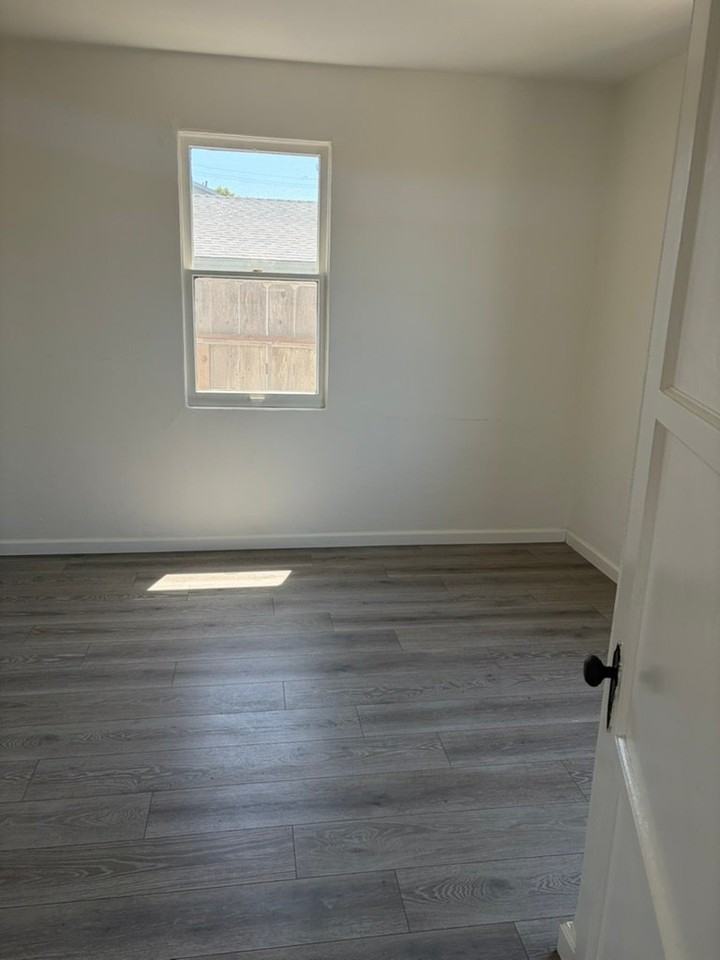 1531 Newport Ave - Photo 6 of 7