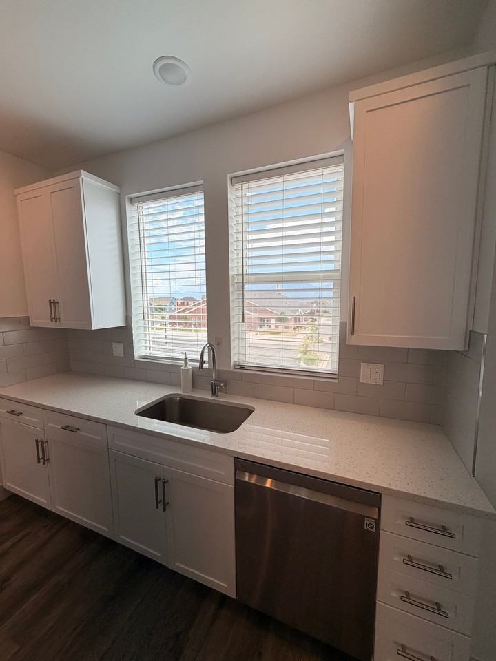 11647 S Skyward Rd - Photo 4 of 20