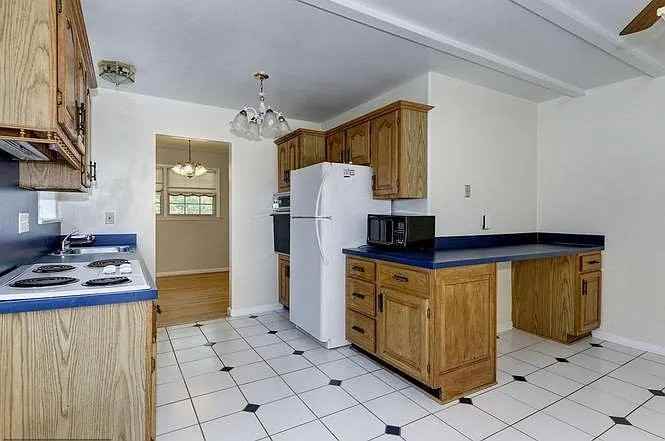 7608 Marietta Ln - Photo 3 of 6