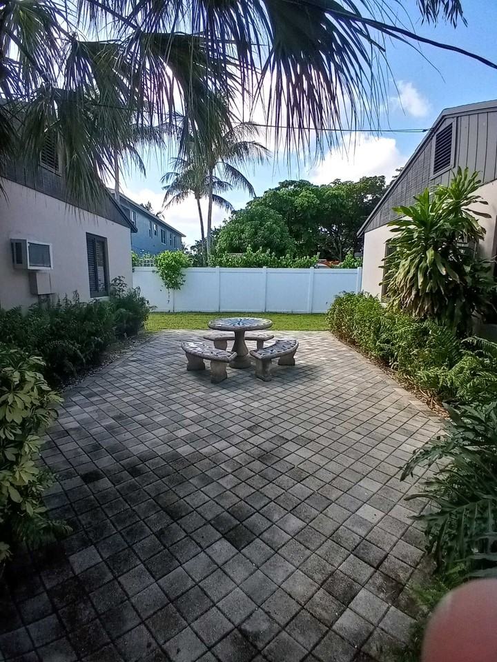 412 Ne 22nd Ave #4 - Photo 3 of 15
