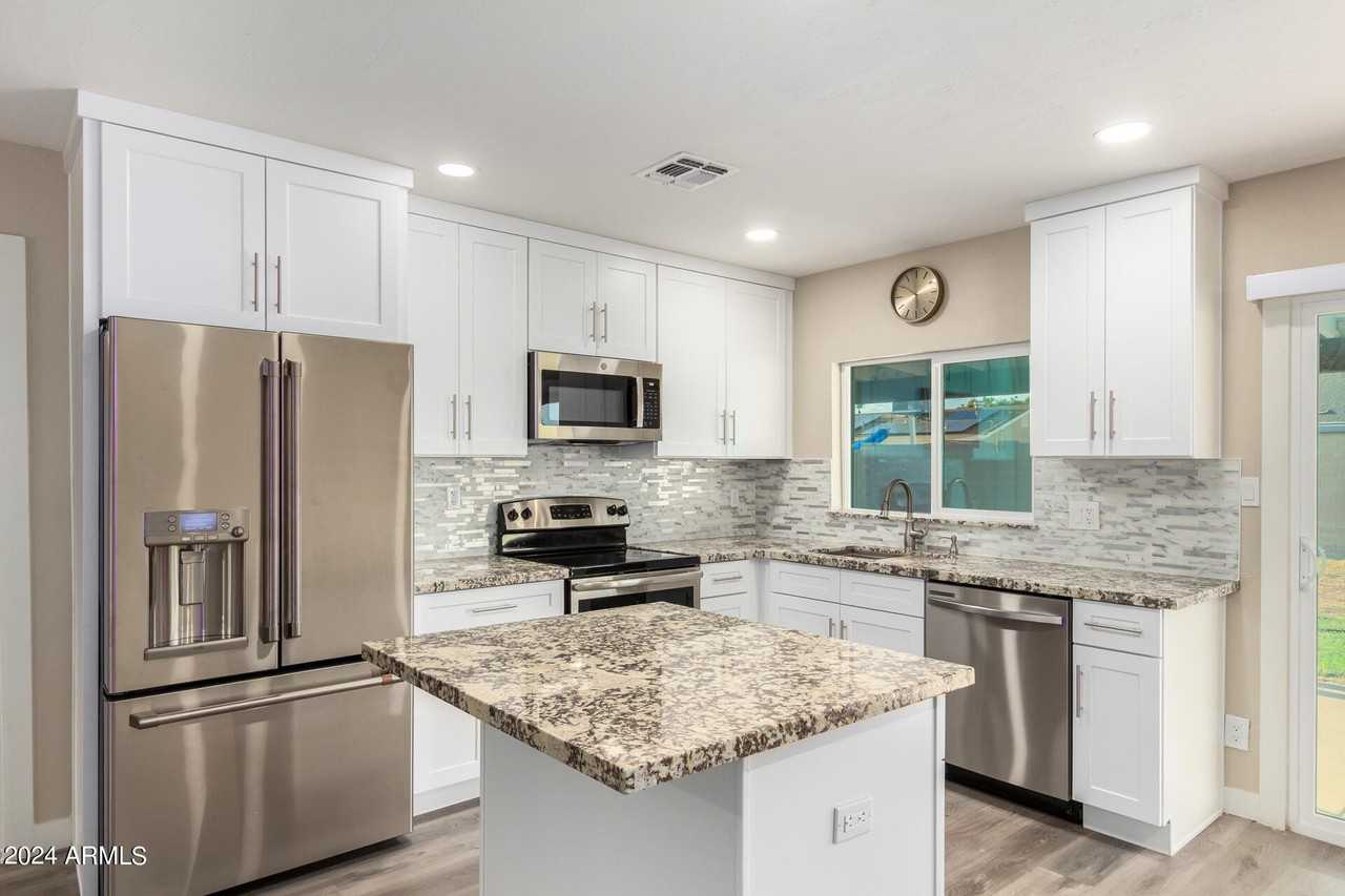 1602 W Rockwood Dr - Photo 2 of 41