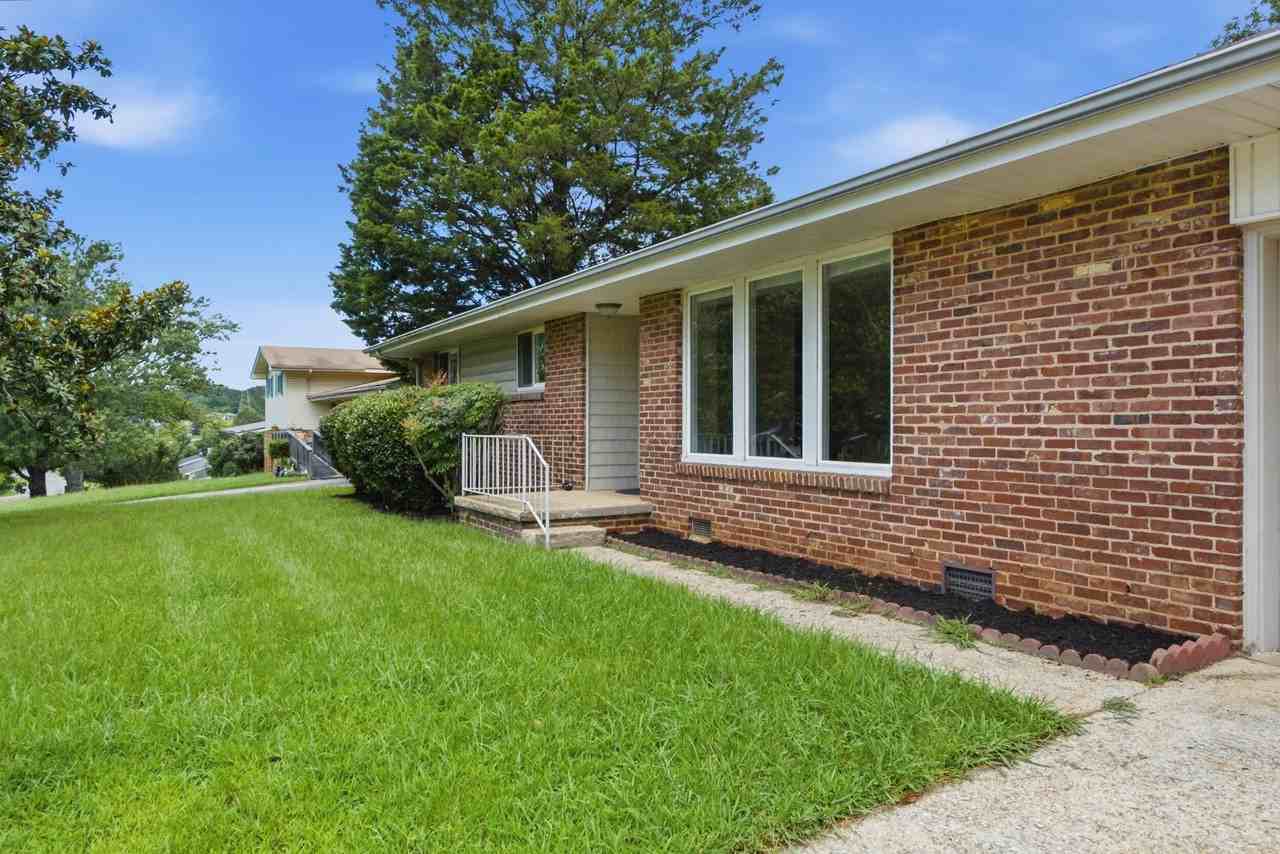 4727 Briarwood Dr - Photo 3 of 24