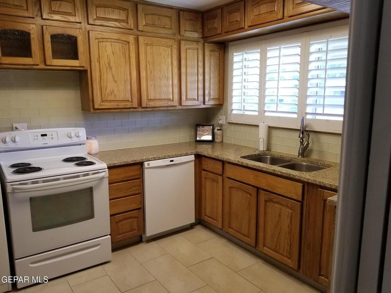 3301 Greenock St - Photo 6 of 36