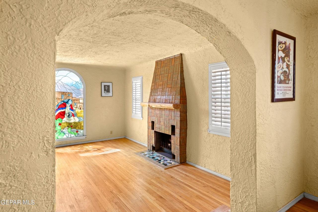 515 Gregory Ave - Photo 4 of 47