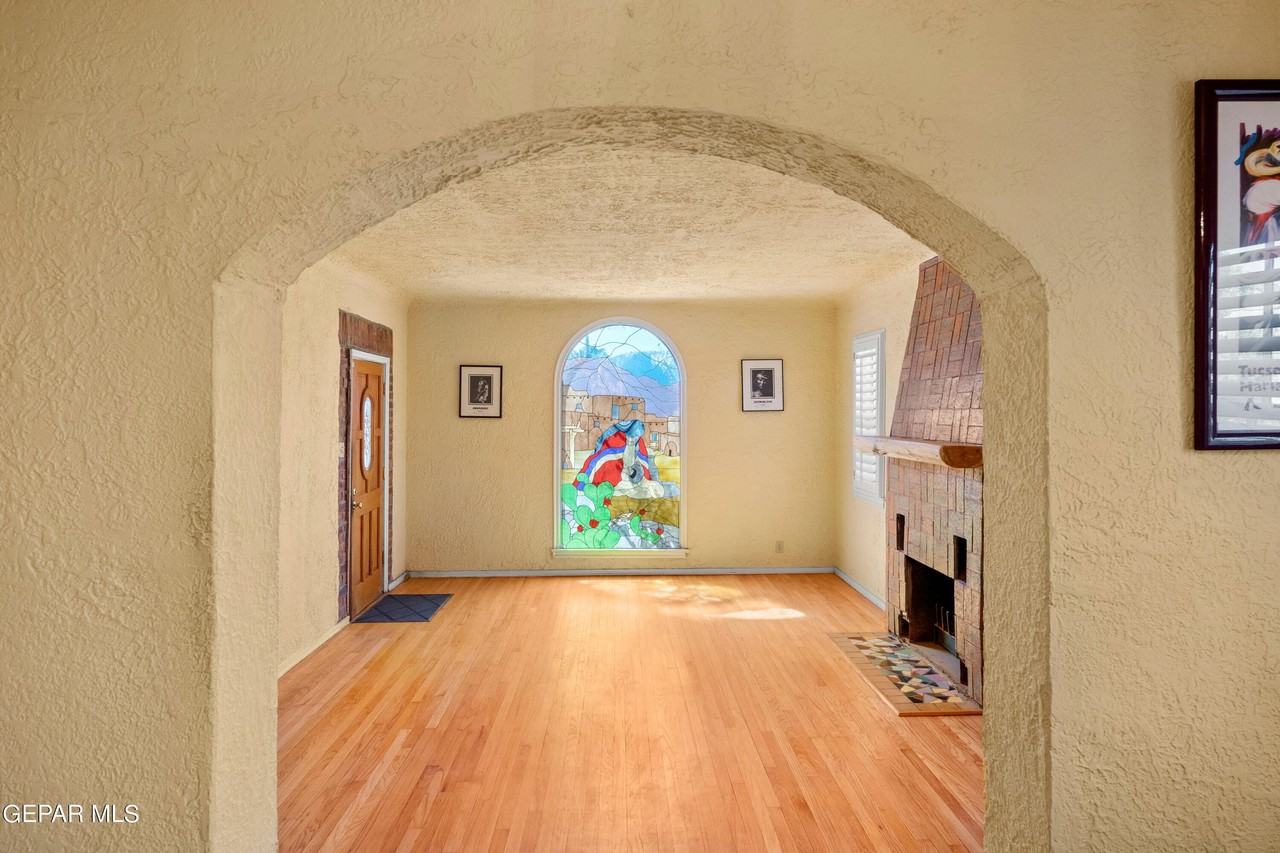 515 Gregory Ave - Photo 5 of 47