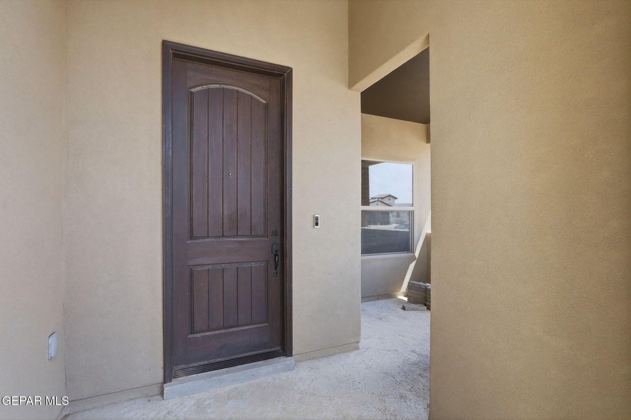 13741 Newton Ct - Photo 4 of 34
