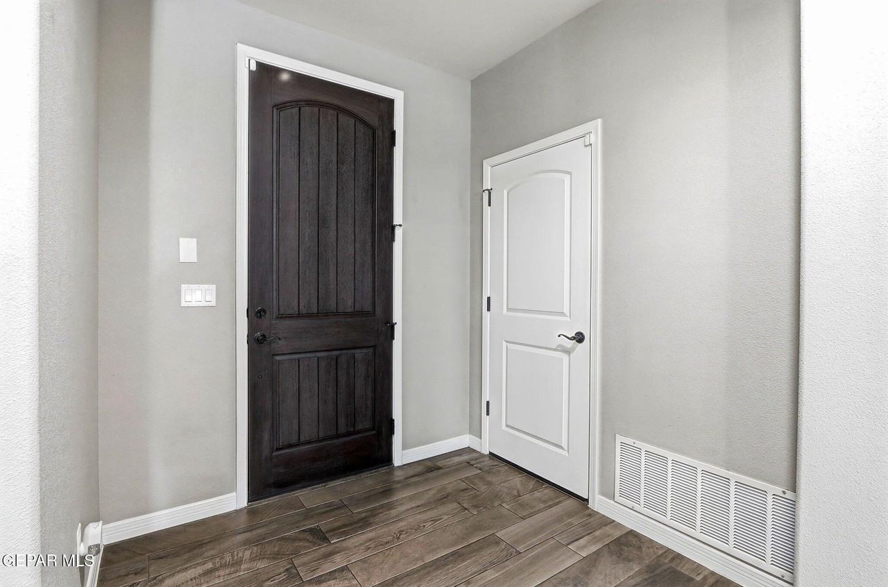 13741 Newton Ct - Photo 5 of 34