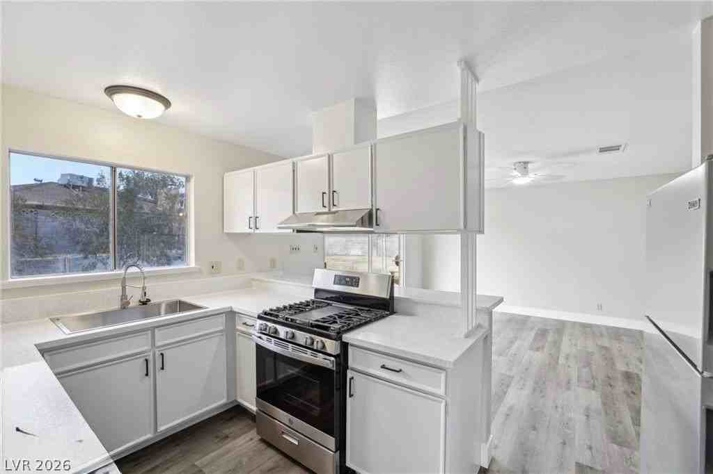 204 Breeze St - Photo 6 of 18