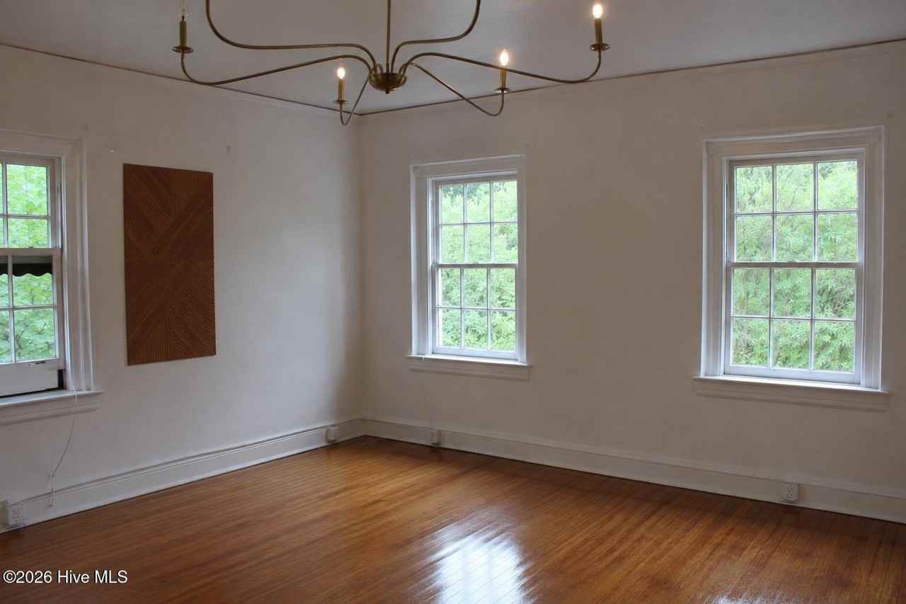 124 Nw Broad St #1 - Photo 3 of 8