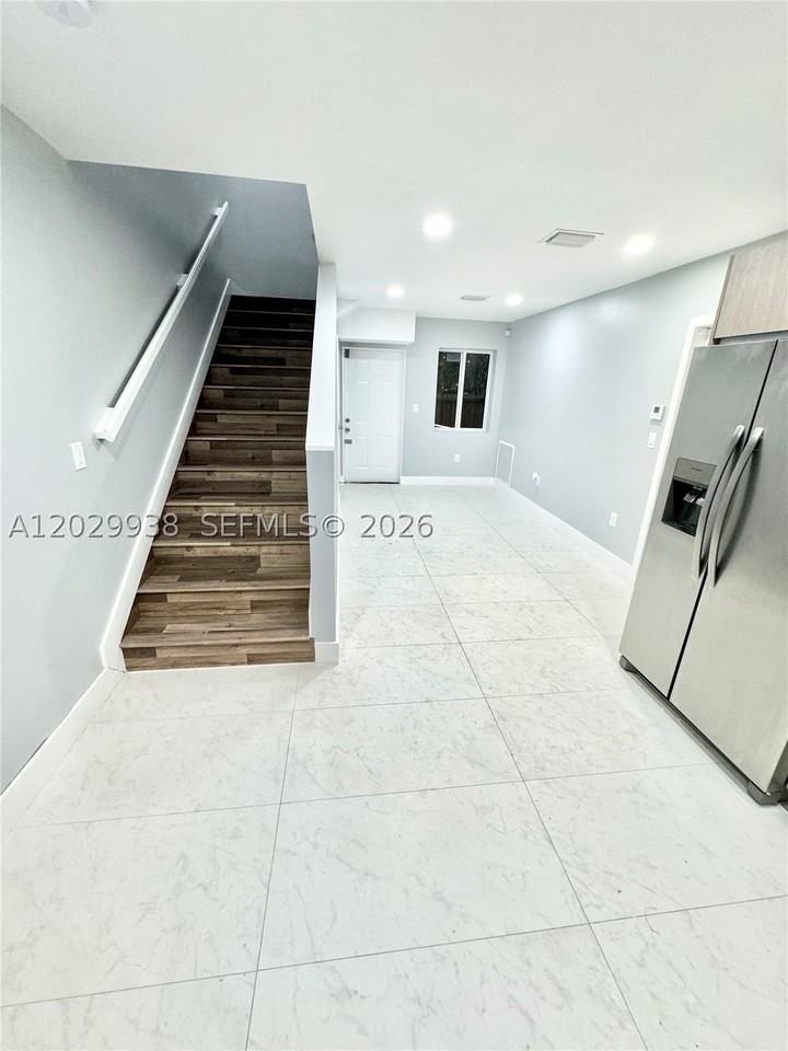 930 Nw 2nd St - Photo 3 of 32
