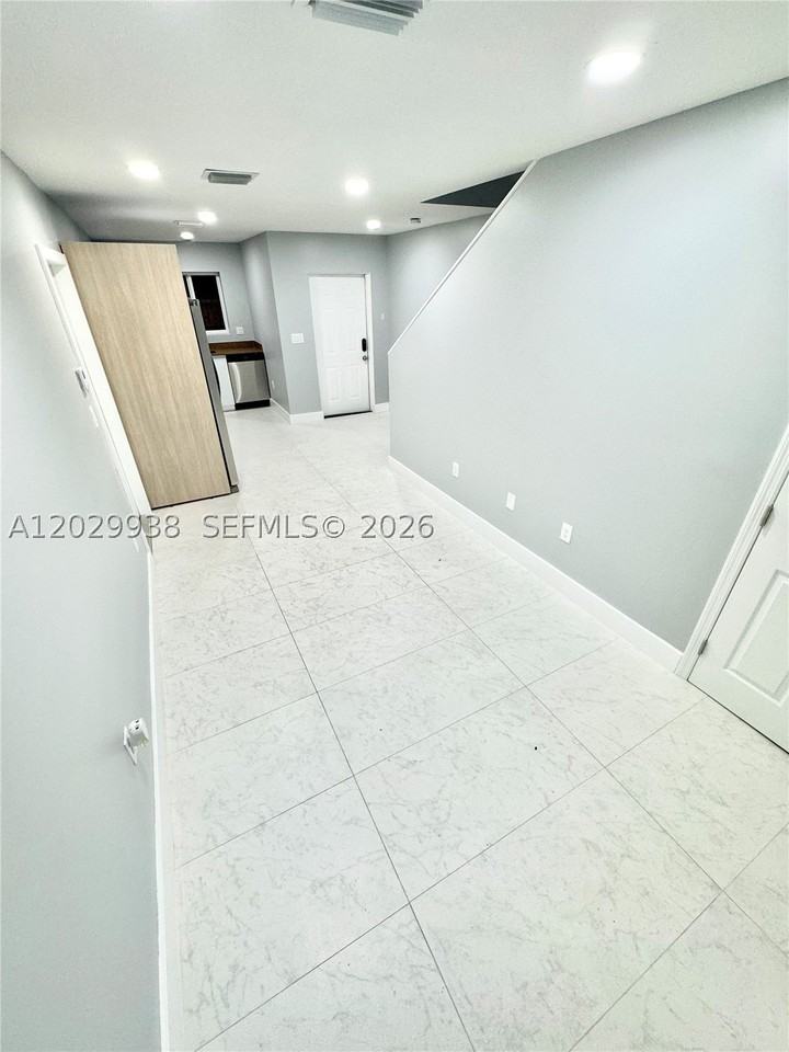 930 Nw 2nd St - Photo 5 of 32