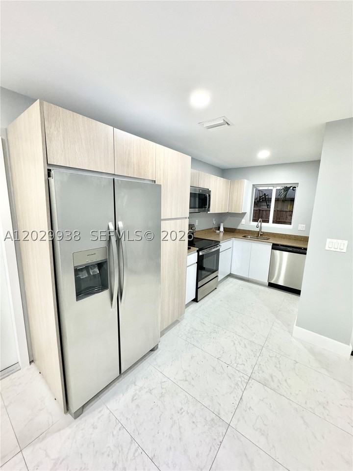 930 Nw 2nd St - Photo 6 of 32