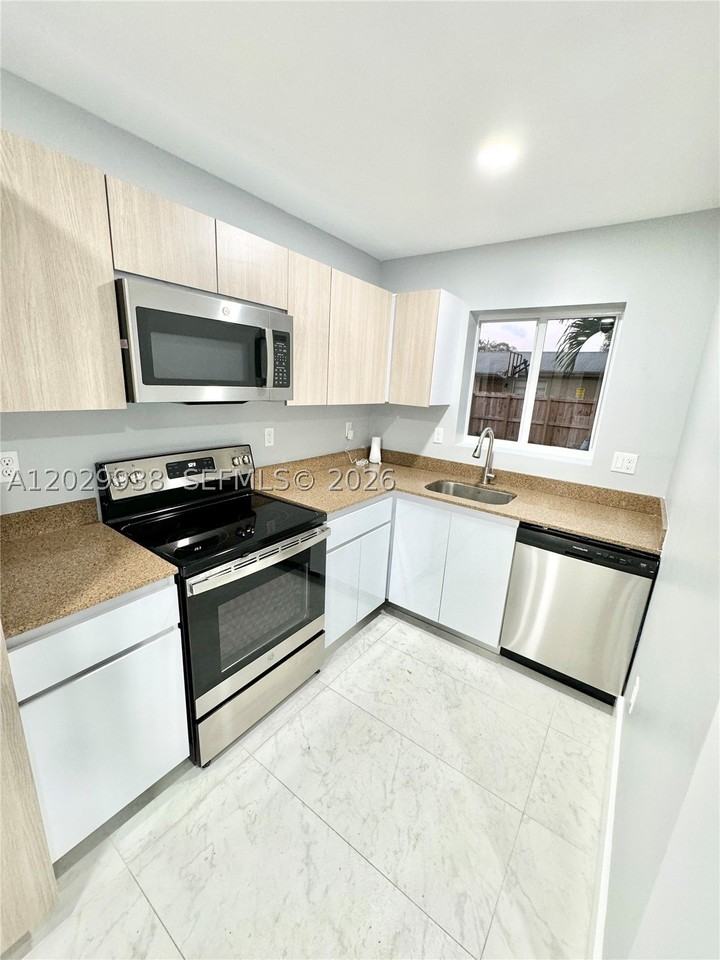 930 Nw 2nd St - Photo 7 of 32