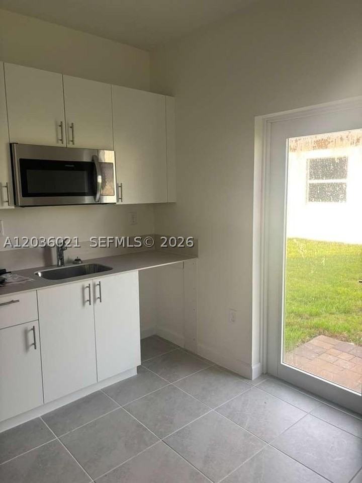2342 Se 30th St - Photo 3 of 9