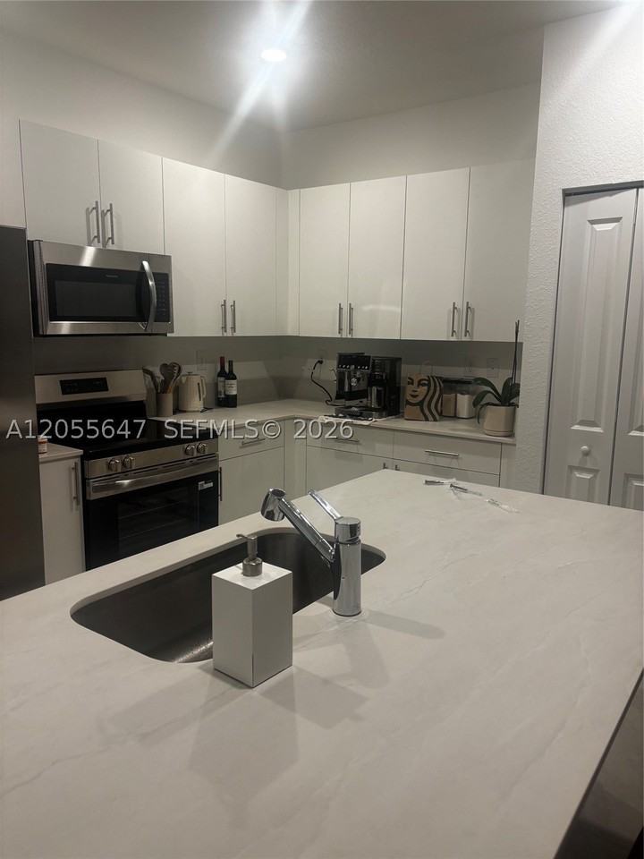 1097 Se 2nd Ter - Photo 3 of 9