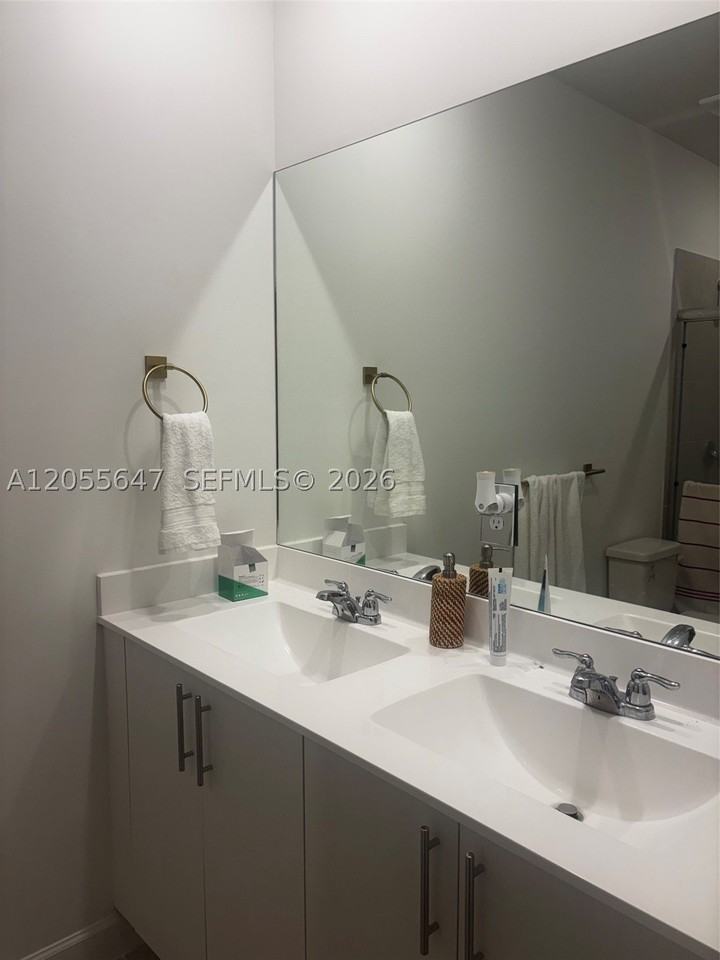 1097 Se 2nd Ter - Photo 7 of 9
