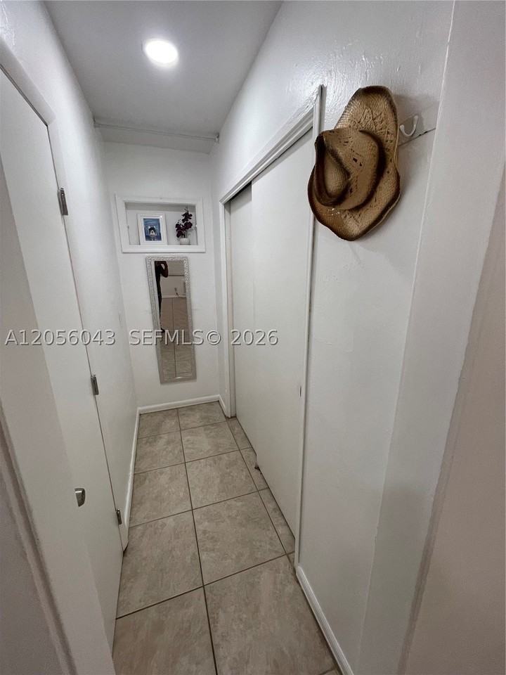 1717 Ne 12th St #5 - Photo 4 of 13