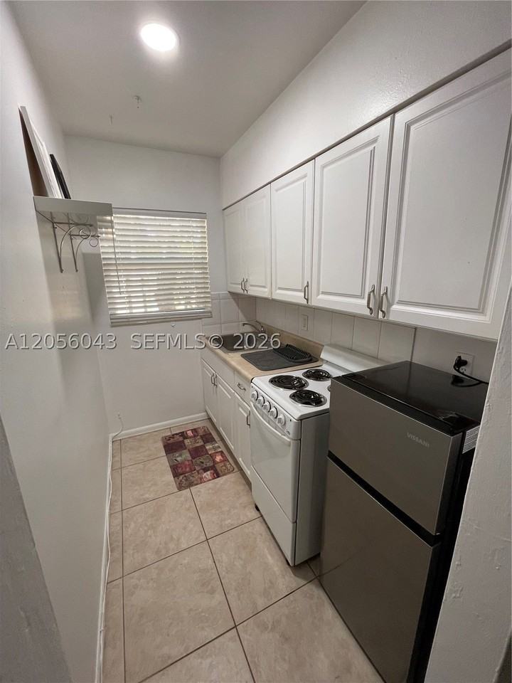 1717 Ne 12th St #5 - Photo 6 of 13